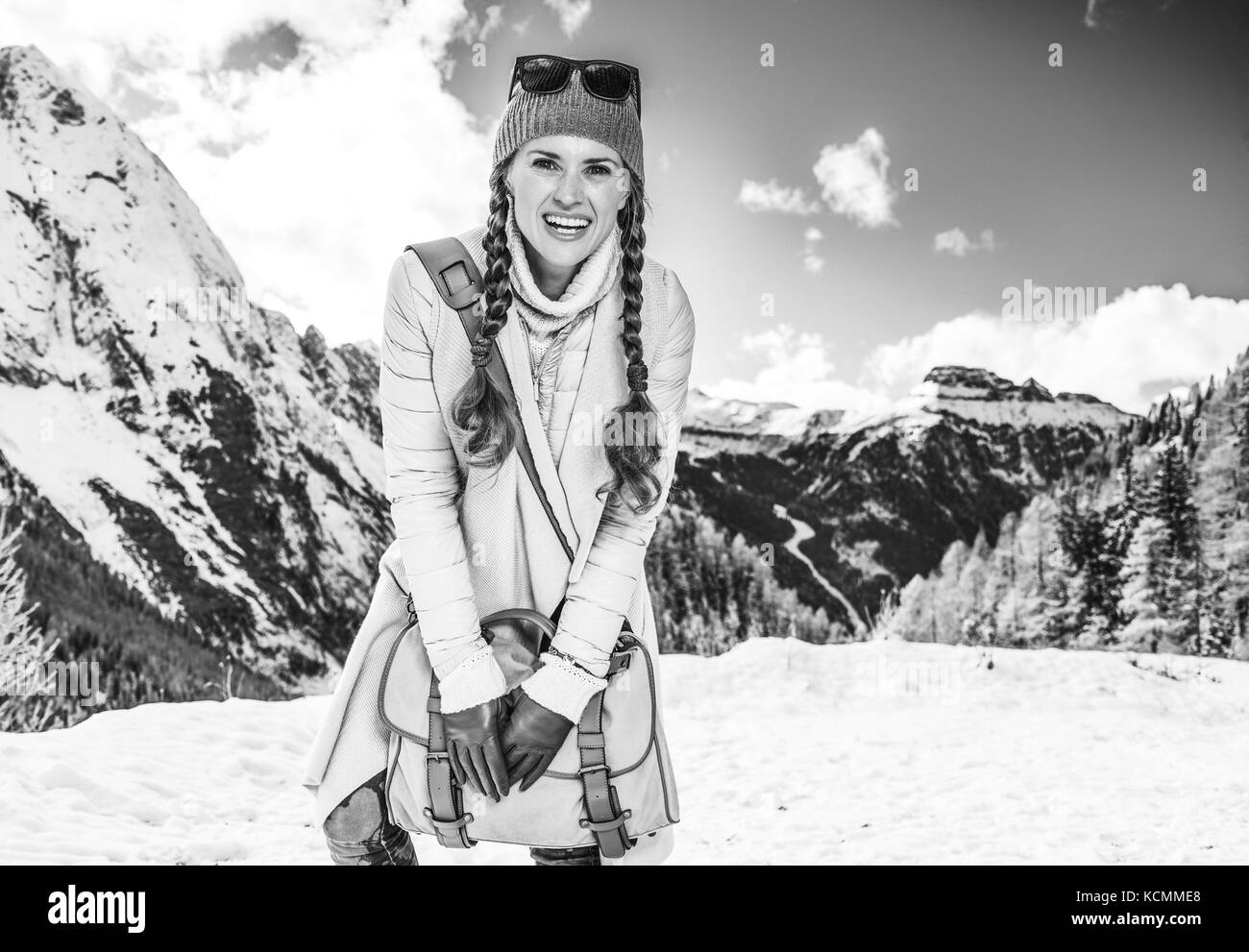 Winter auf höherer Ebene Spaß. Portrait von lächelnden stilvolle Frau gegen Bergwelt in Südtirol, Italien Stockfoto