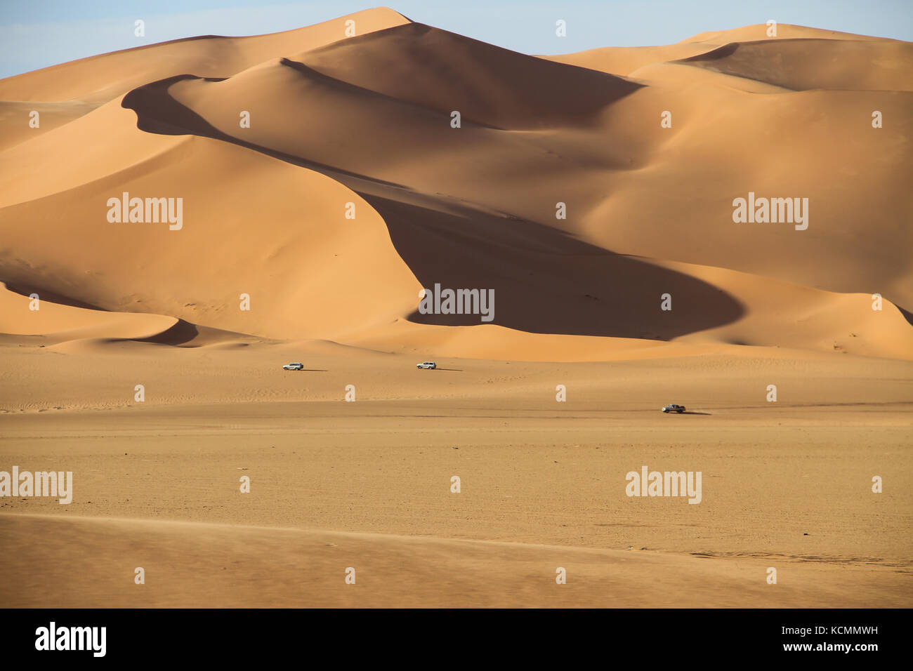 Jeeps unterwegs Vergangenheit riesige Sanddünen, Sahara, Libyen, 2010 Stockfoto