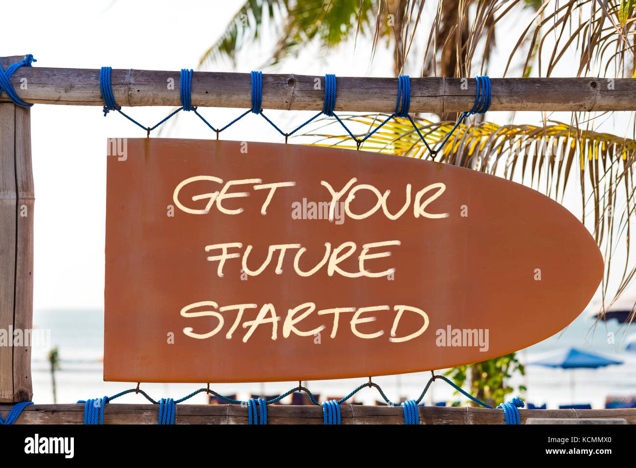 Orange vintage Schild in Form von Surfbrett mit erhalten Sie Ihre Zukunft text und Palmen im Hintergrund. Urlaub und Reisen Konzept Stockfoto