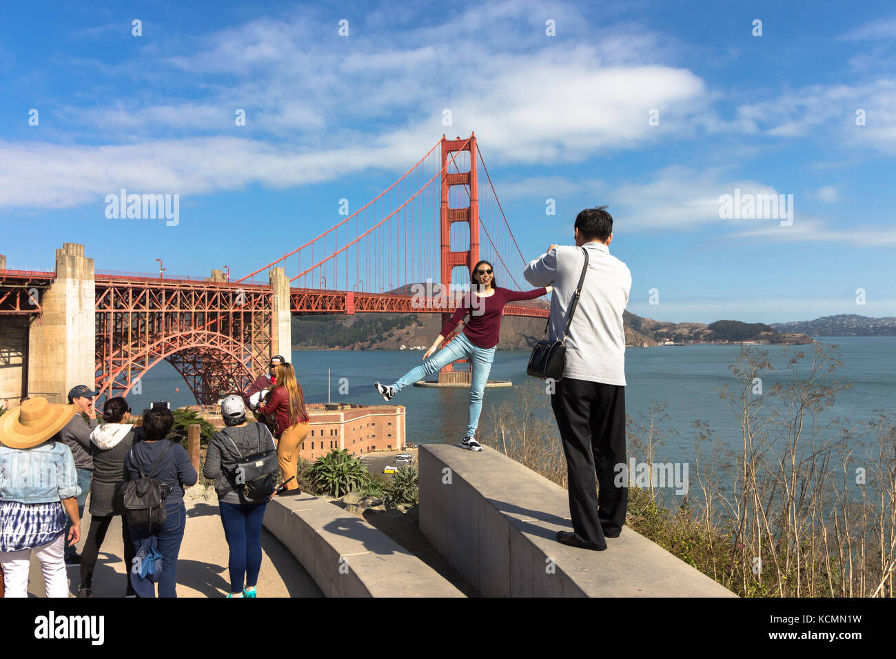 San Francisco, Kalifornien, USA - 15. September 2017: ein asiatischer Mann ist ein Foto einer Frau an der Golden Gate National Recreation Area. Stockfoto