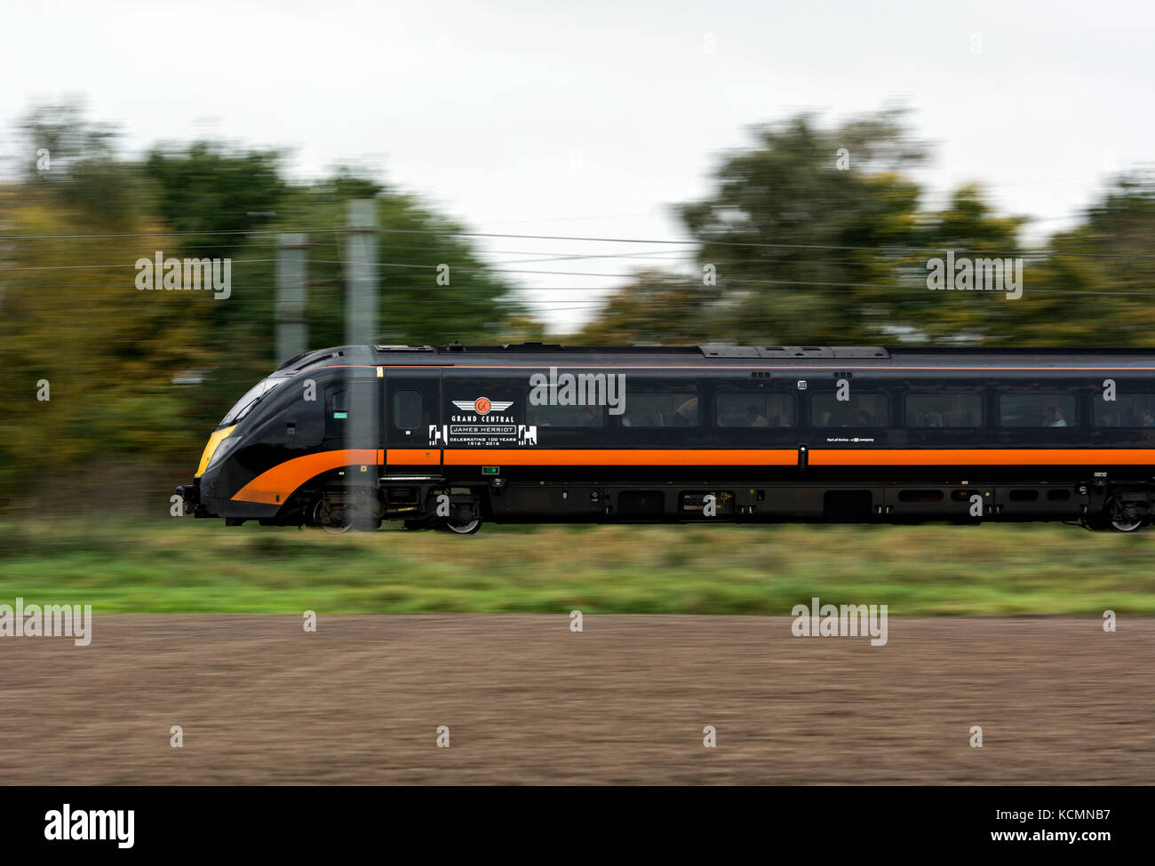 Grand Central Klasse 180 Diesel Zug mit Geschwindigkeit auf der East Coast Main Line, Nottinghamshire, England, Großbritannien Stockfoto