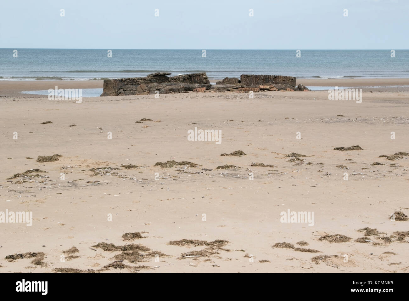 Strand bei Titchwell, Norfolk, zeigen verfallende Struktur und Meer Stockfoto