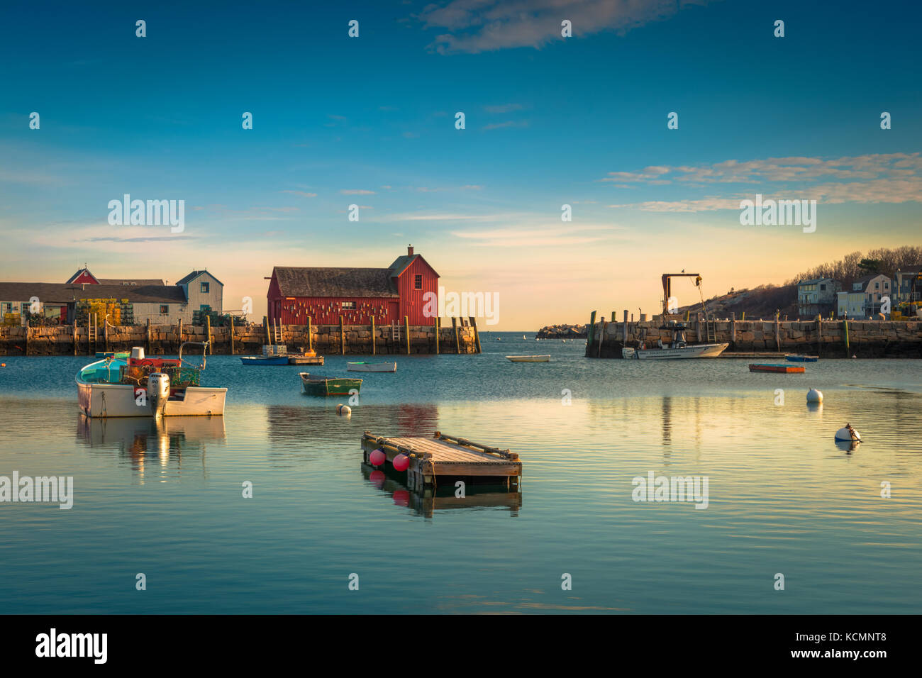 Sonnenaufgang auf Motiv Nr. 1 in Rockport Harbor in Massachusetts. Stockfoto