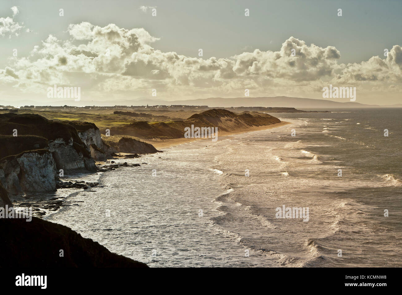 Die Küste und die Sanddünen verbinden den Royal Portrush Golf Club, der Austragungsort der Open Golf Championship 2019 Stockfoto