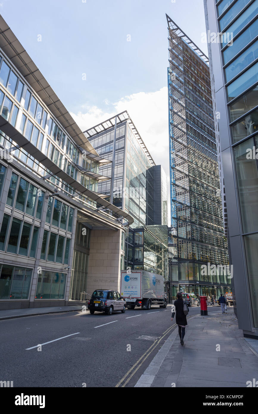 Verkehr, Fußgänger und Bürogebäude auf Neue Fetter Lane in London, England, Großbritannien Stockfoto