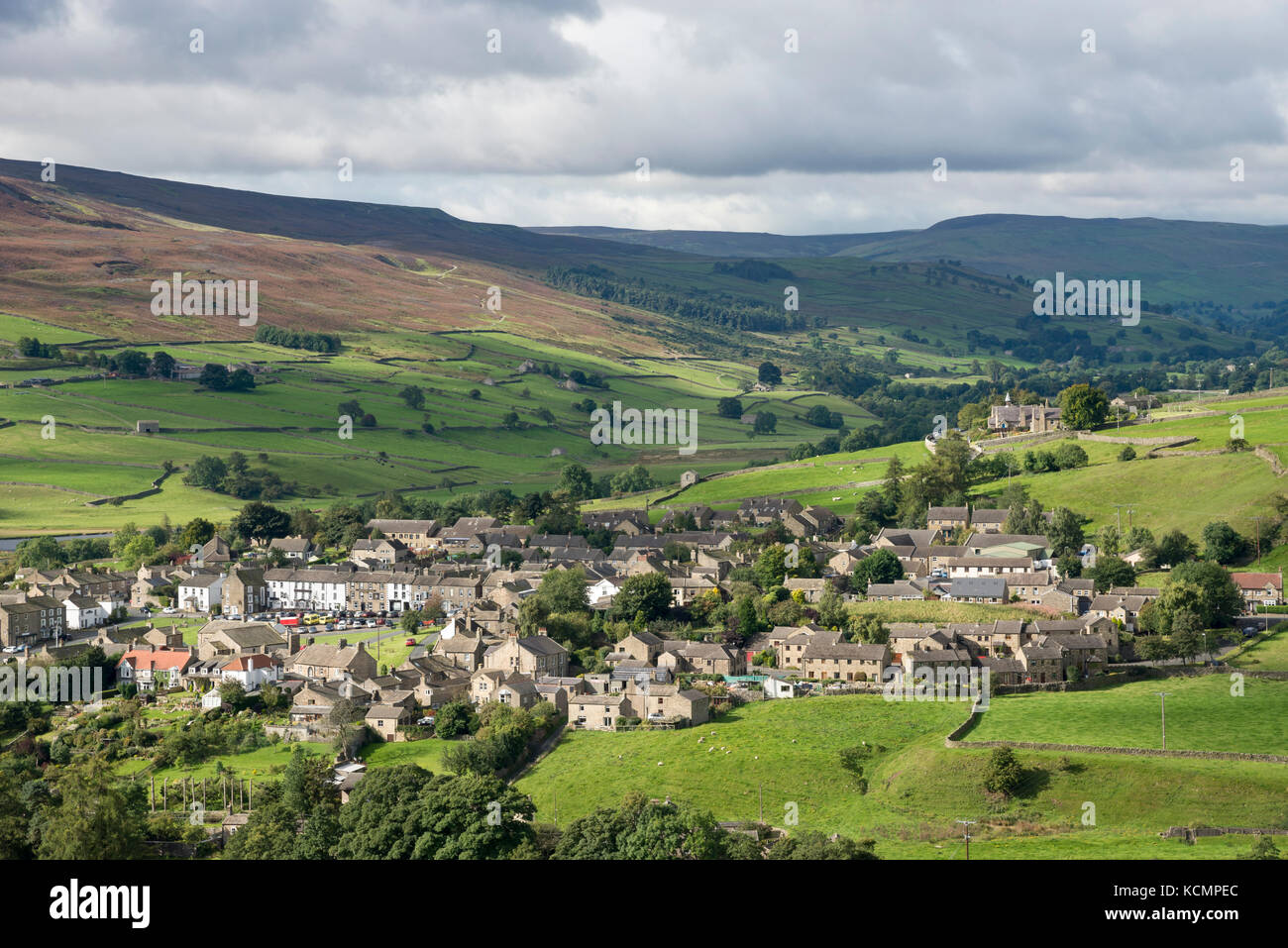 Blick auf das Dorf von reeth vom Abhang unter fremington Rand in North Yorkshire, England. Stockfoto