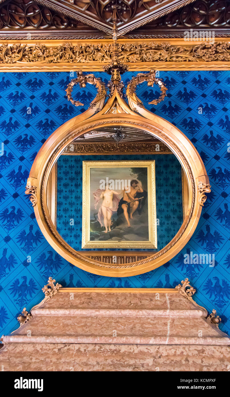 Künstlerische Dekoration des Blue Dance Salons im Schloss Lednice. Das Bild von Perseus und Andromeda von Hermann Schlösser spiegelt sich im Spiegel. Stockfoto