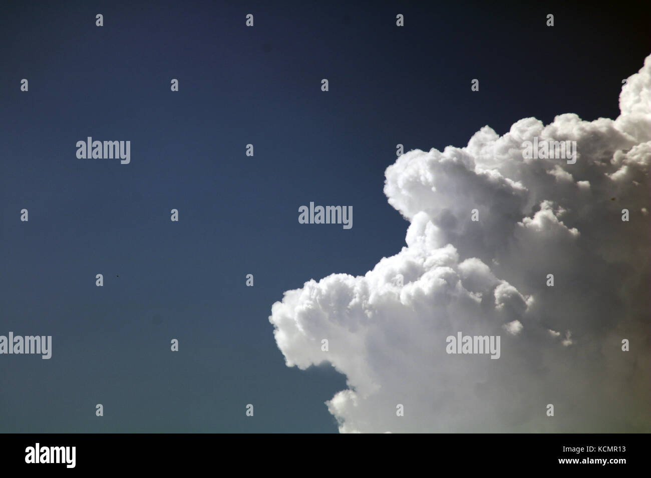 Dramatische weißen Wolken am blauen Himmel Stockfoto