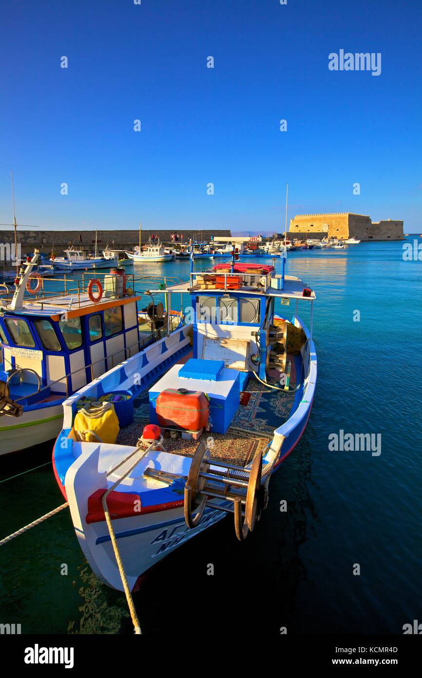 Die Yacht gesäumt Venezianischen Hafen und Festung, Heraklion, Kreta, griechische Inseln, Griechenland, Europa Stockfoto