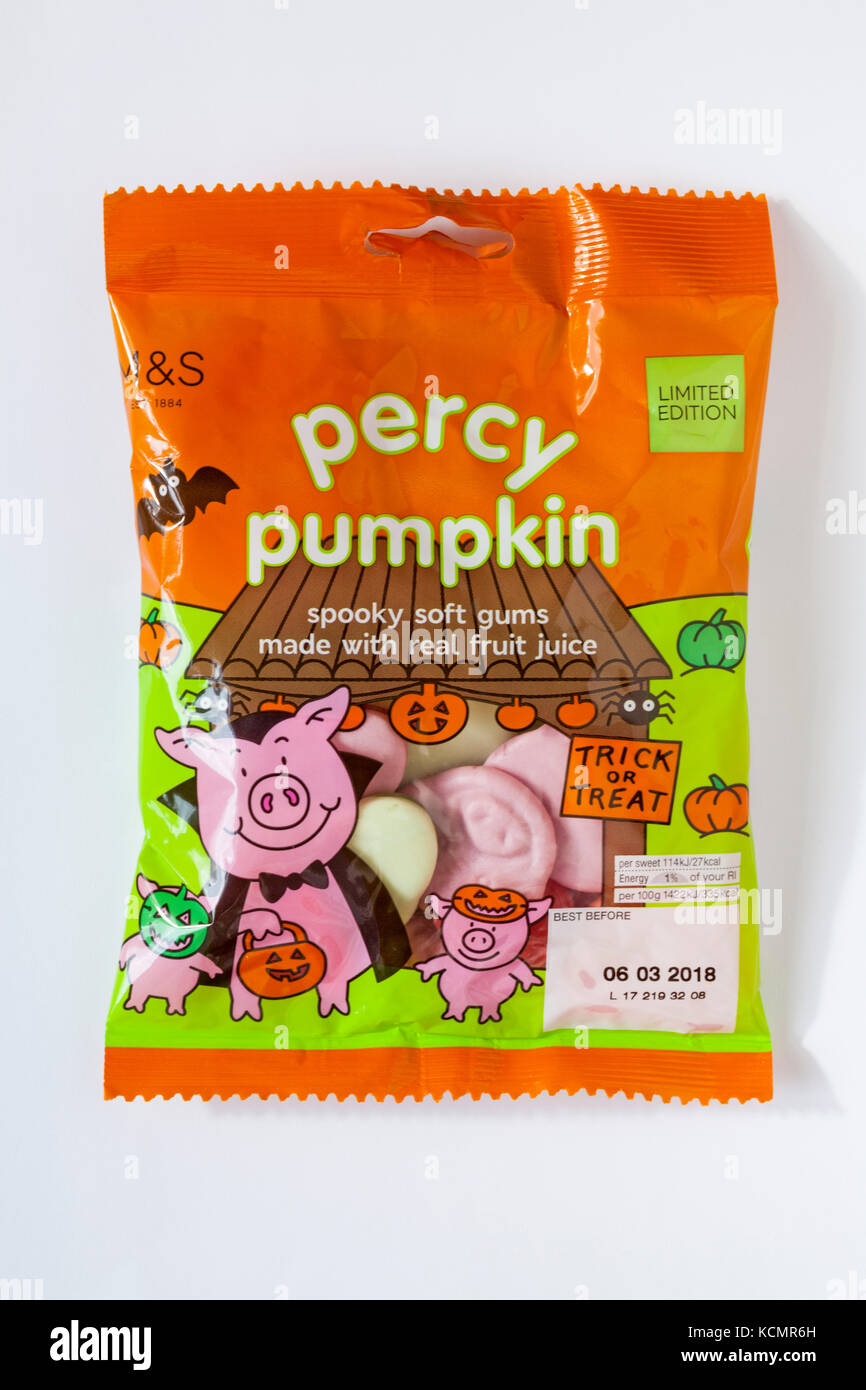 Paket von M&S Percy Kürbis Süßigkeiten spooky weiche Gummis mit echten Fruchtsaft für Trick bereit oder Halloween Festlichkeit isoliert auf weißem Hintergrund Stockfoto