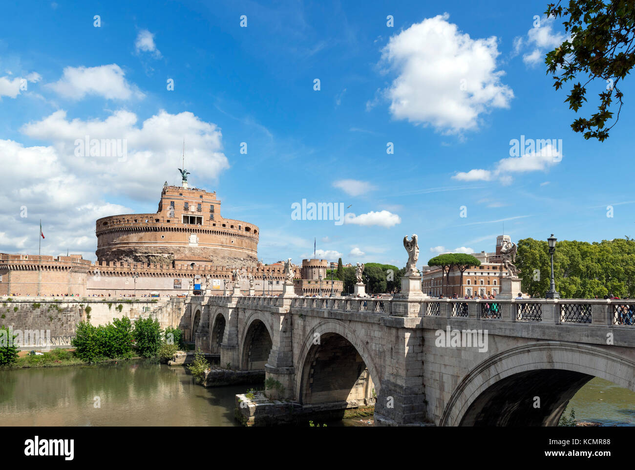 Das Castel Sant'Angelo und die Ponte Sant'Angelo über den Fluss Tiber, Rom, Italien Stockfoto