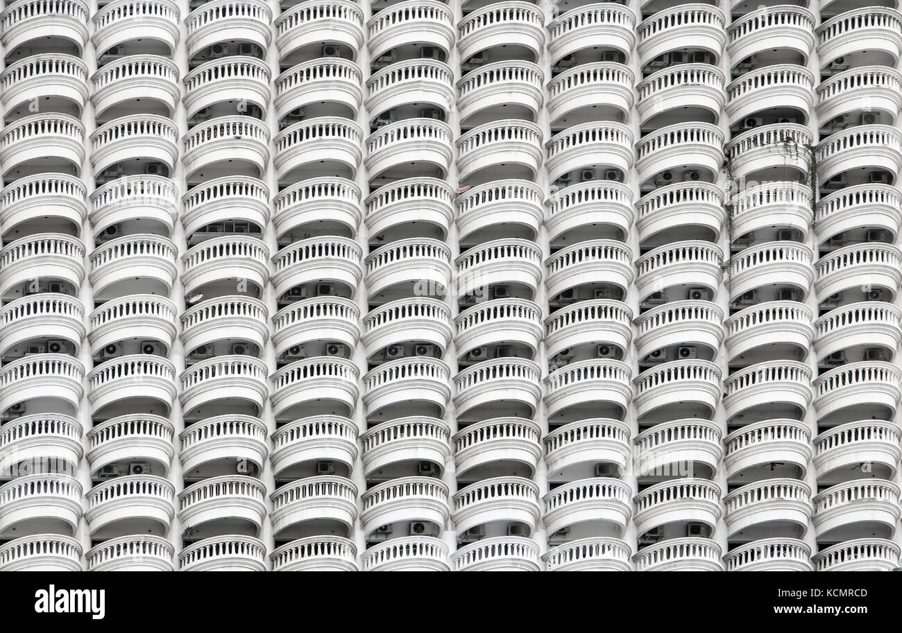 Fassade eines Hochhaus Haus mit vielen halbrunden Balkon. Linie der kreisförmigen Balkon auf weißem Wolkenkratzer. Stockfoto
