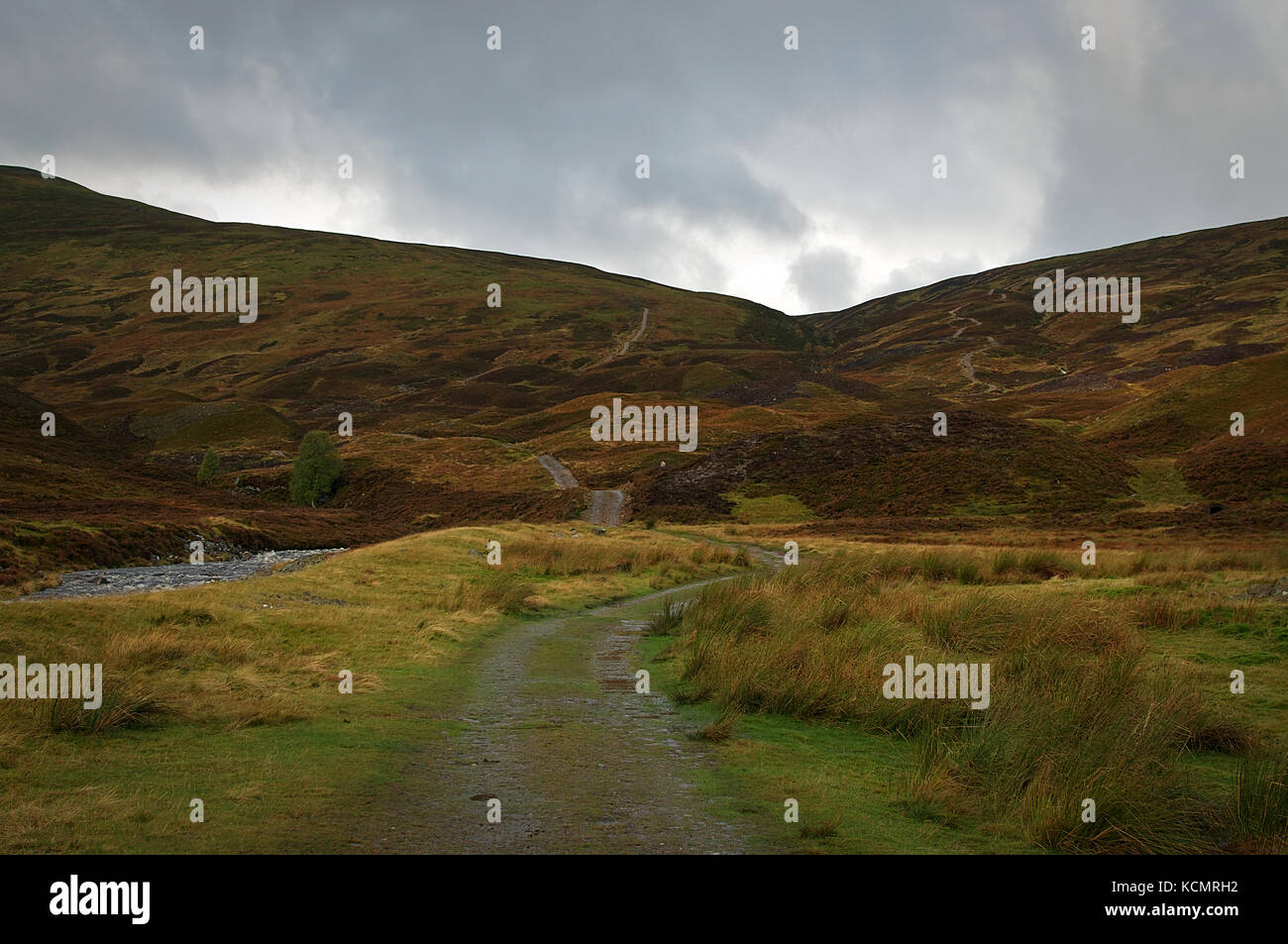 Fußweg gehen, auf einem Hügel in den Highlands von Schottland Stockfoto
