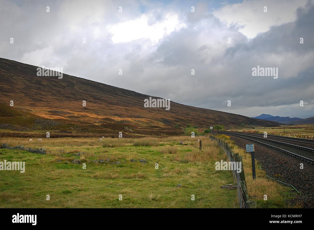 Eine Eisenbahnlinie durch ein Tal in Schottland Stockfoto