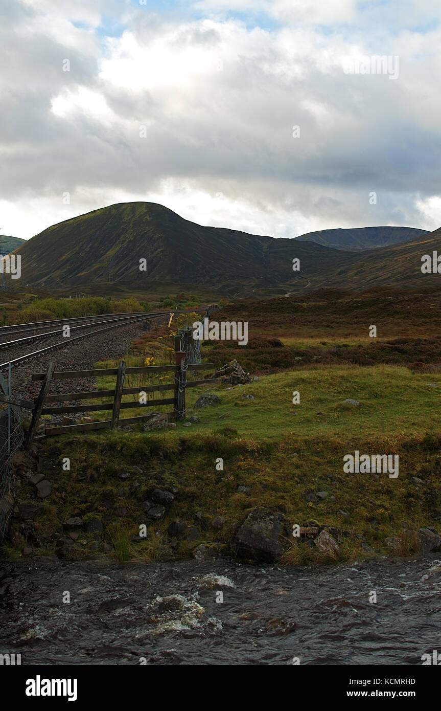 Eine Eisenbahn über einen Stream in den Highlands von Schottland Stockfoto