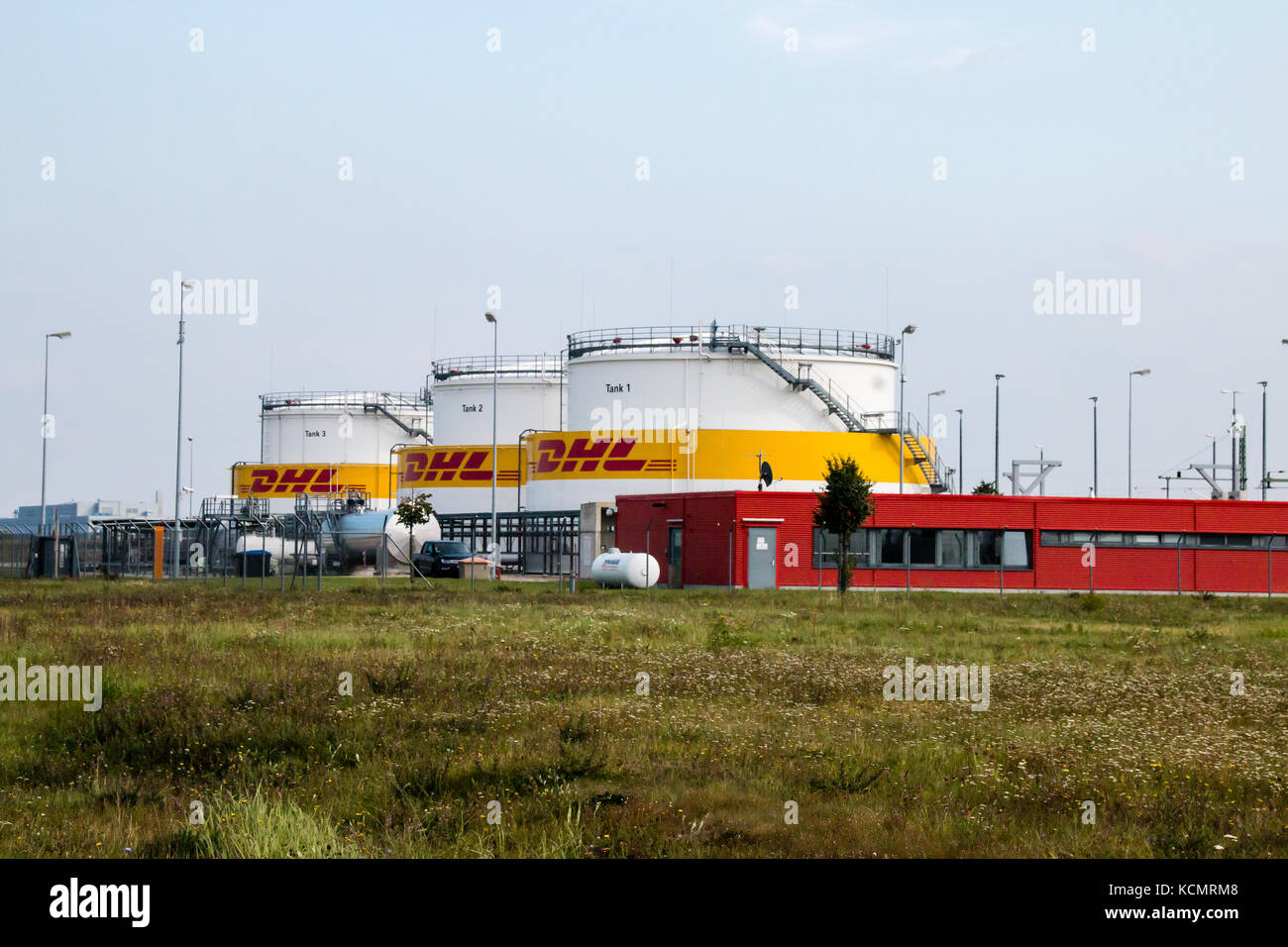 LEIPZIG, DEUTSCHLAND - 22. September 2017: DHL Tanklager für Flugbenzin am Flughafen Leipzig Halle. Stockfoto
