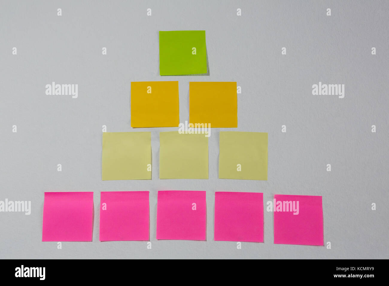 In der Nähe von Kurznotizen auf weißem Hintergrund angeordnet Stockfoto