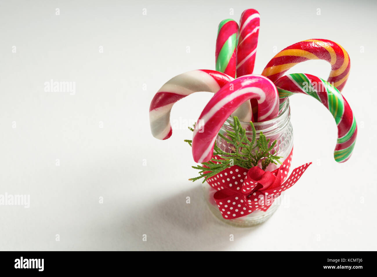 In der Nähe der bunten Zuckerstangen in Glas Glas auf weißen Tisch Stockfoto