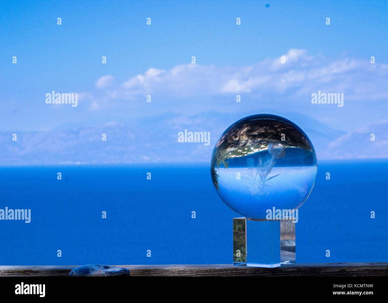 Meer Meer und Himmel blau während der Ferien o eine griechische Insel, obwohl eine Kristallkugel Stockfoto