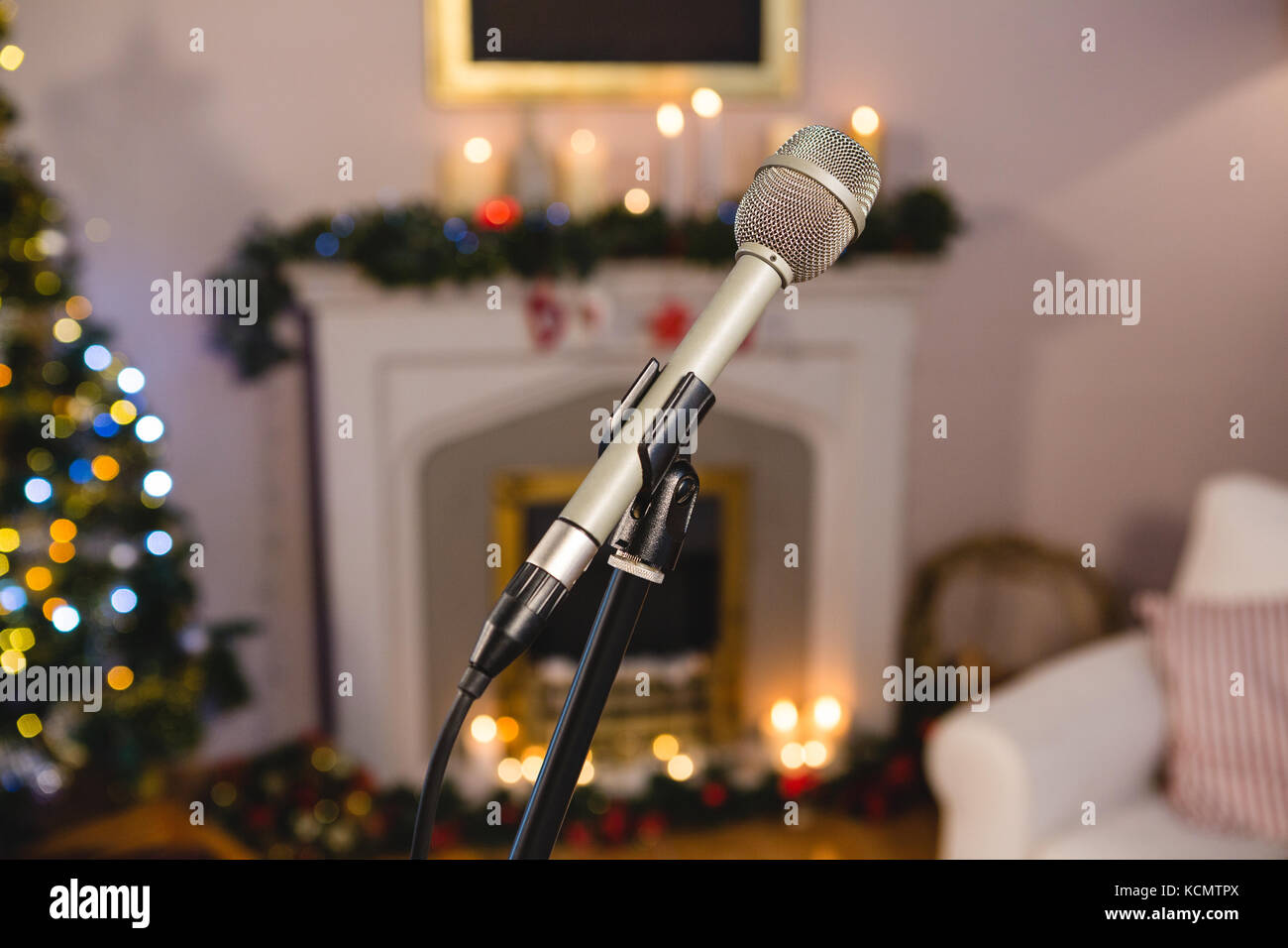 Close-up micro Telefon zu Hause während der Weihnachtszeit Stockfoto