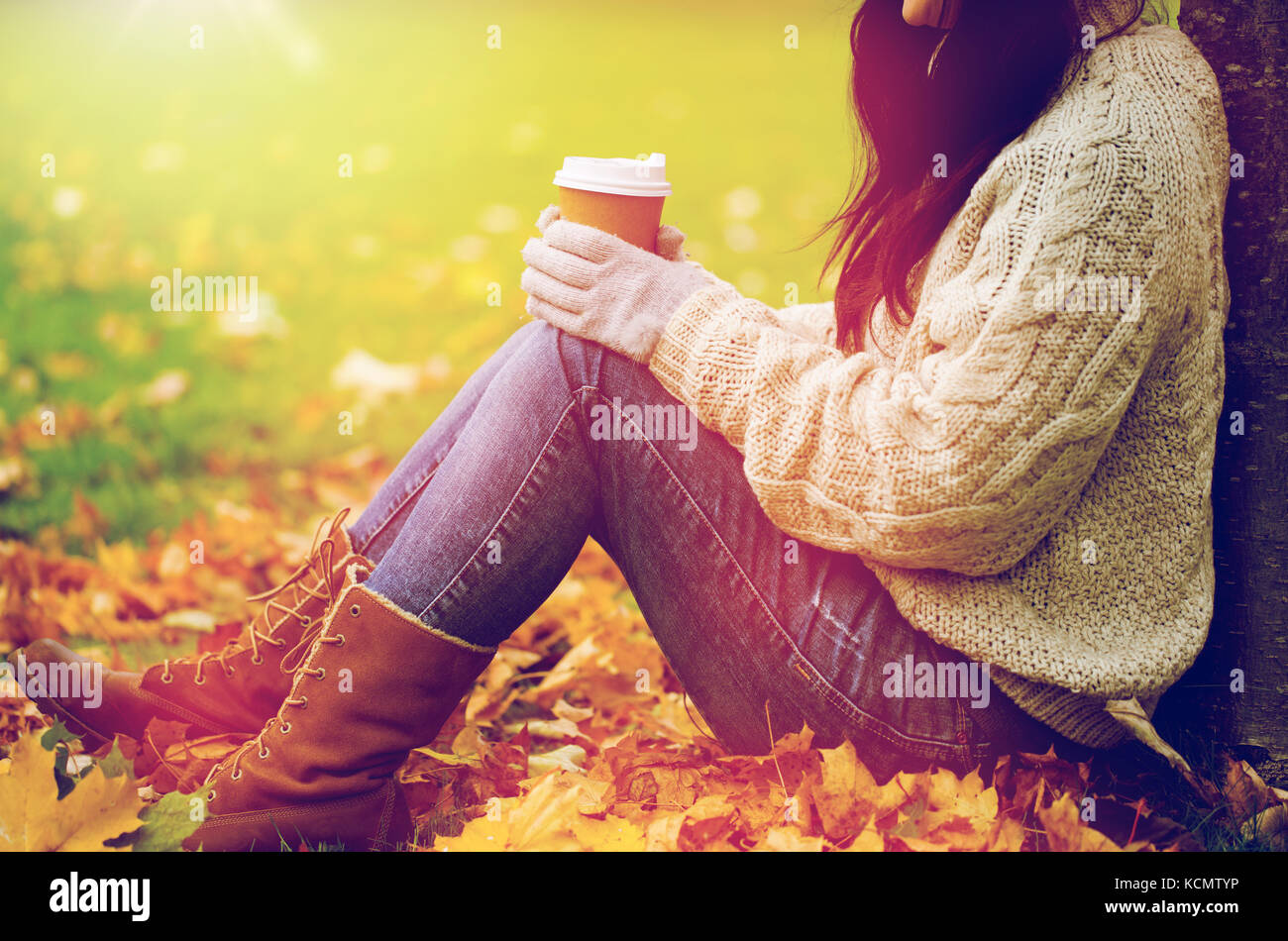 Nahaufnahme von Frau Kaffeetrinken im Herbst park Stockfoto