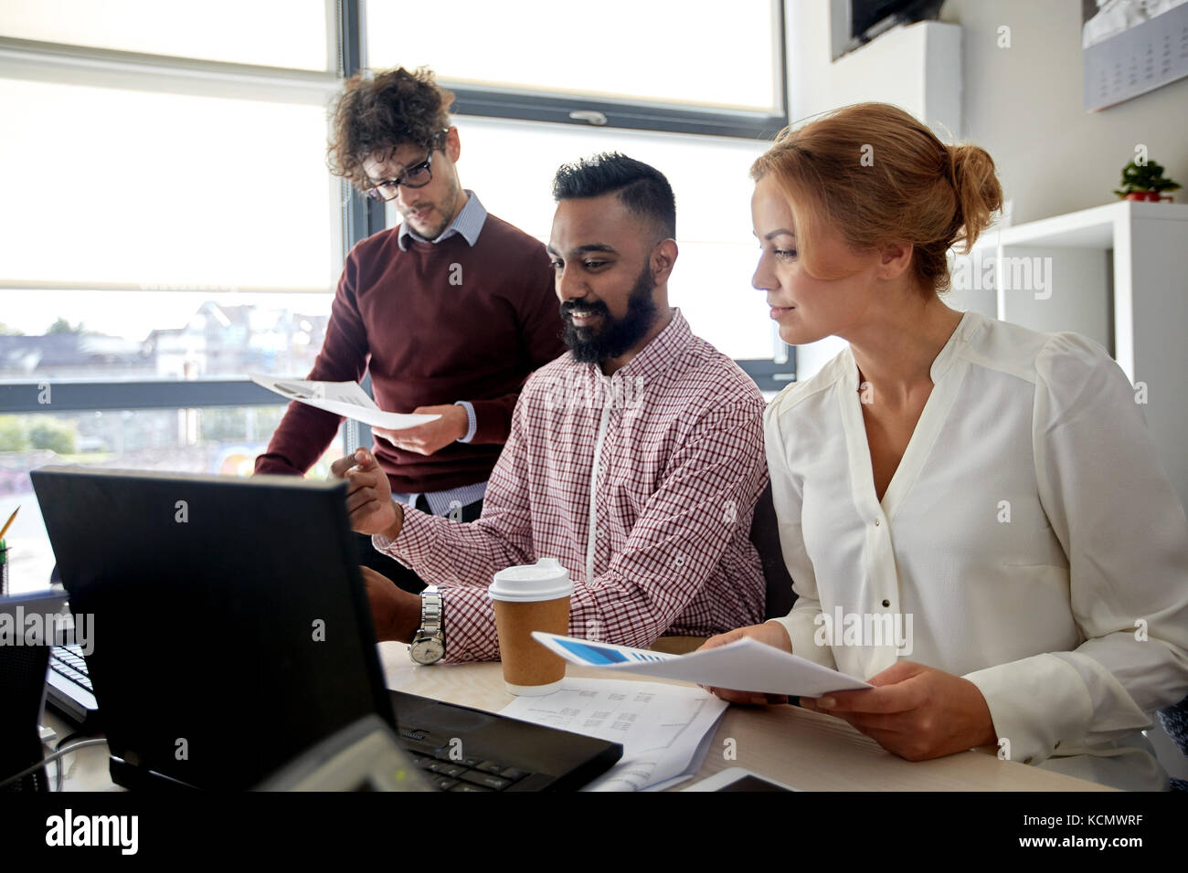 Business Team mit Laptop und Kaffee im Büro Stockfoto