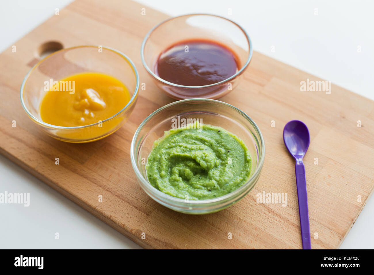 Gemüse pürieren oder Babynahrung im Glas Schalen Stockfoto