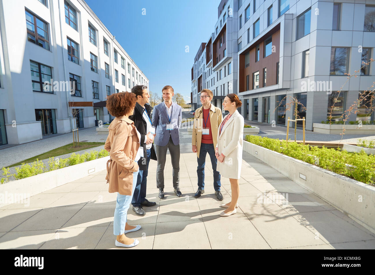 Business-Team mit Konferenz-Badges in Stadt Stockfoto