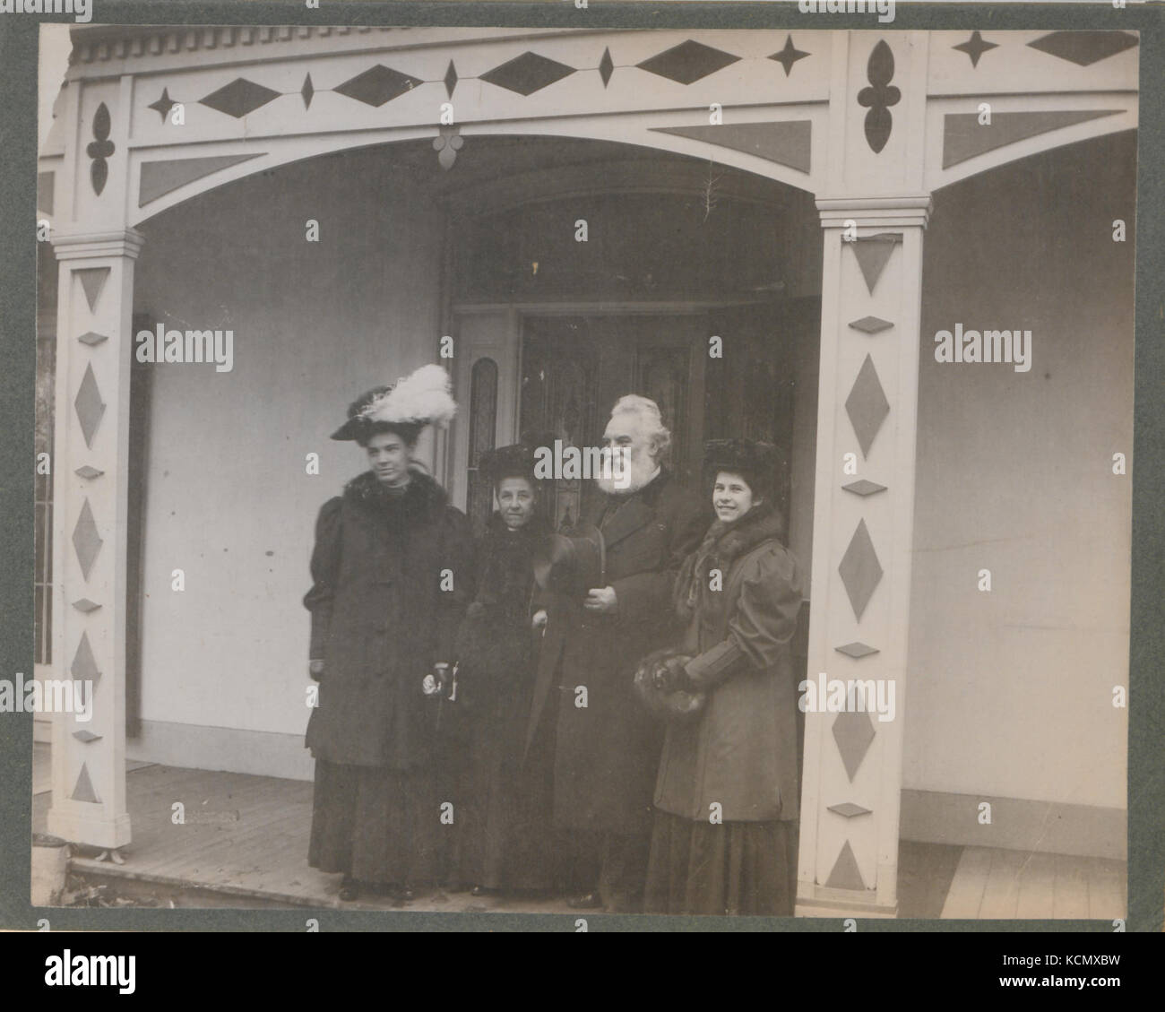 Dr. Bell und Party auf der Veranda des Hauses des Telefon (HS 85 10 17083) Stockfoto