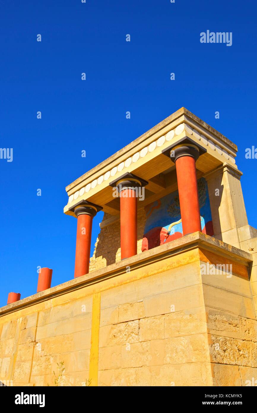 Charging Bull und Olivenbaum Fresco, der Minoische Palast von Knossos, Knossos, Heraklion, Kreta, Griechenland, Europa Stockfoto