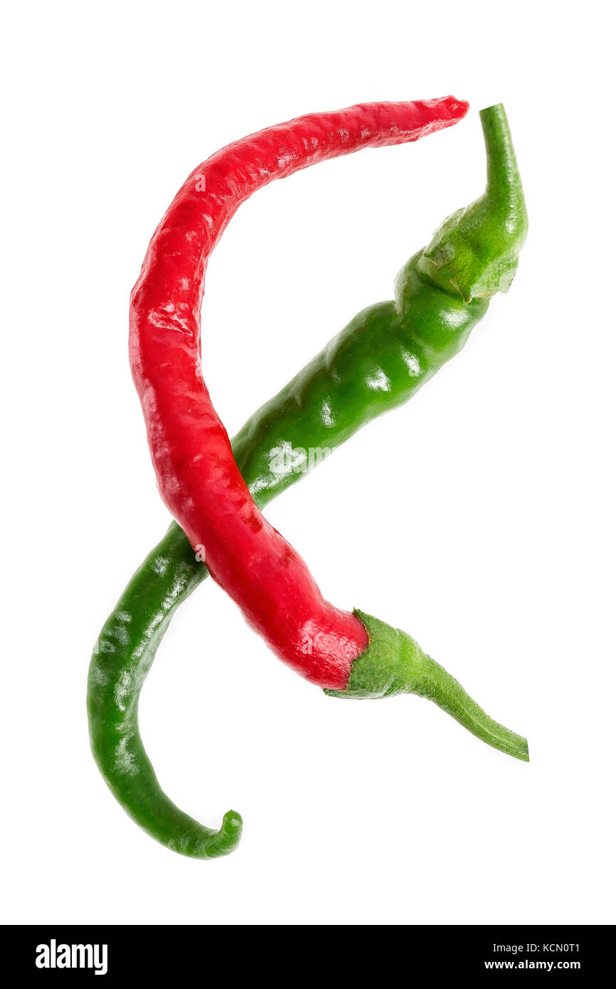 Grüne Chilis cayenne Rot auf weißem Hintergrund. Stockfoto