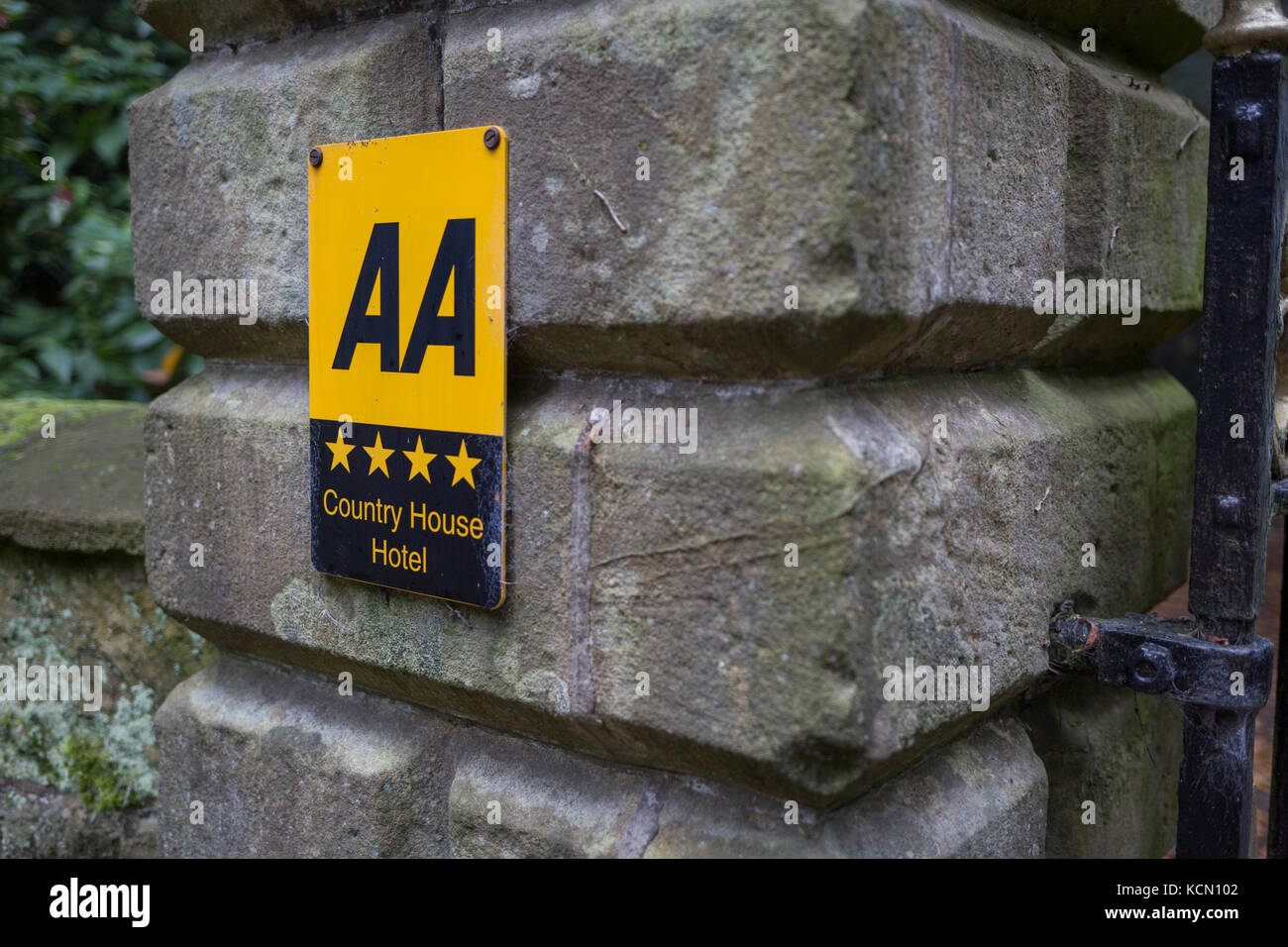 Ein Detail einer generischen AA (Automobile Association motorische Organisation) Schild am Eingang eines Northumbrian 4-Sterne ausgezeichnet ländliche Land Hotel, am 26. September 2017, in das Eshott Hall, Northumberland, England. Stockfoto