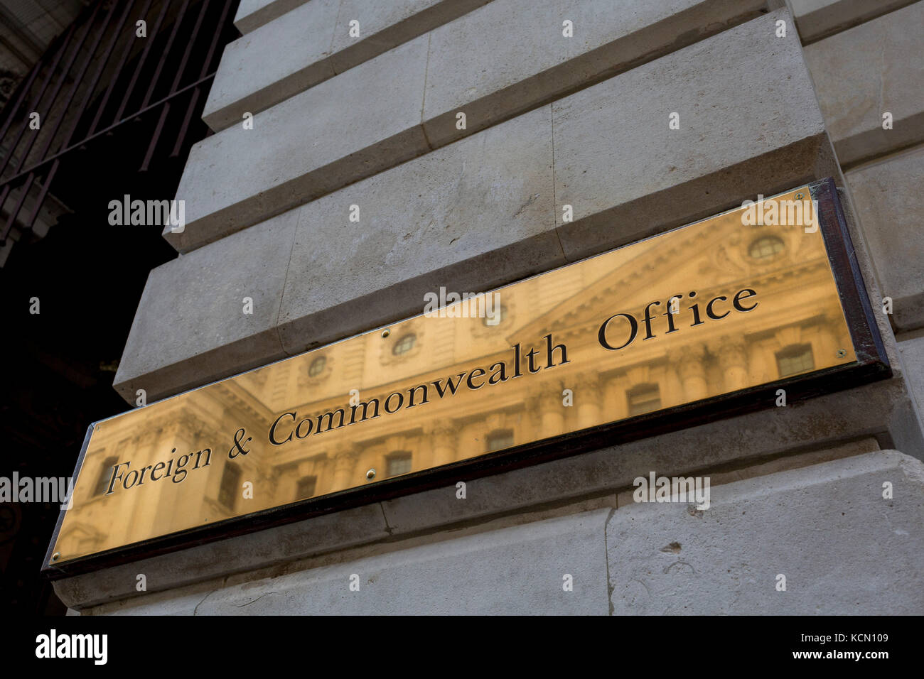 Detail der Messing Namensschild außerhalb des Fco außerhalb der Regierung Abteilung auf der King Charles Street SW1, am 5. Oktober 2017, in London, England. Die wichtigsten ausländischen Bürogebäude ist King Charles Street, und wurde von George Gilbert Scott in Partnerschaft mit Matthew Digby Wyatt erbaut und im Jahr 1868 als Teil der neuen Block der Regierungsstellen, die die Indien Büro und später (1875) die koloniale und Home Offices durchgeführt. George Gilbert Scott war verantwortlich für die gesamte klassische Design dieser Büros, aber er hatte eine freundschaftliche Partnerschaft mit Wyatt, die Stockfoto