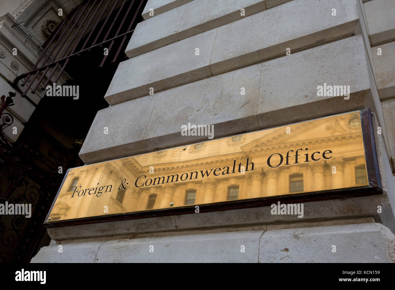 Detail der Messing Namensschild außerhalb des Fco außerhalb der Regierung Abteilung auf der King Charles Street SW1, am 5. Oktober 2017, in London, England. Die wichtigsten ausländischen Bürogebäude ist King Charles Street, und wurde von George Gilbert Scott in Partnerschaft mit Matthew Digby Wyatt erbaut und im Jahr 1868 als Teil der neuen Block der Regierungsstellen, die die Indien Büro und später (1875) die koloniale und Home Offices durchgeführt. George Gilbert Scott war verantwortlich für die gesamte klassische Design dieser Büros, aber er hatte eine freundschaftliche Partnerschaft mit Wyatt, die Stockfoto