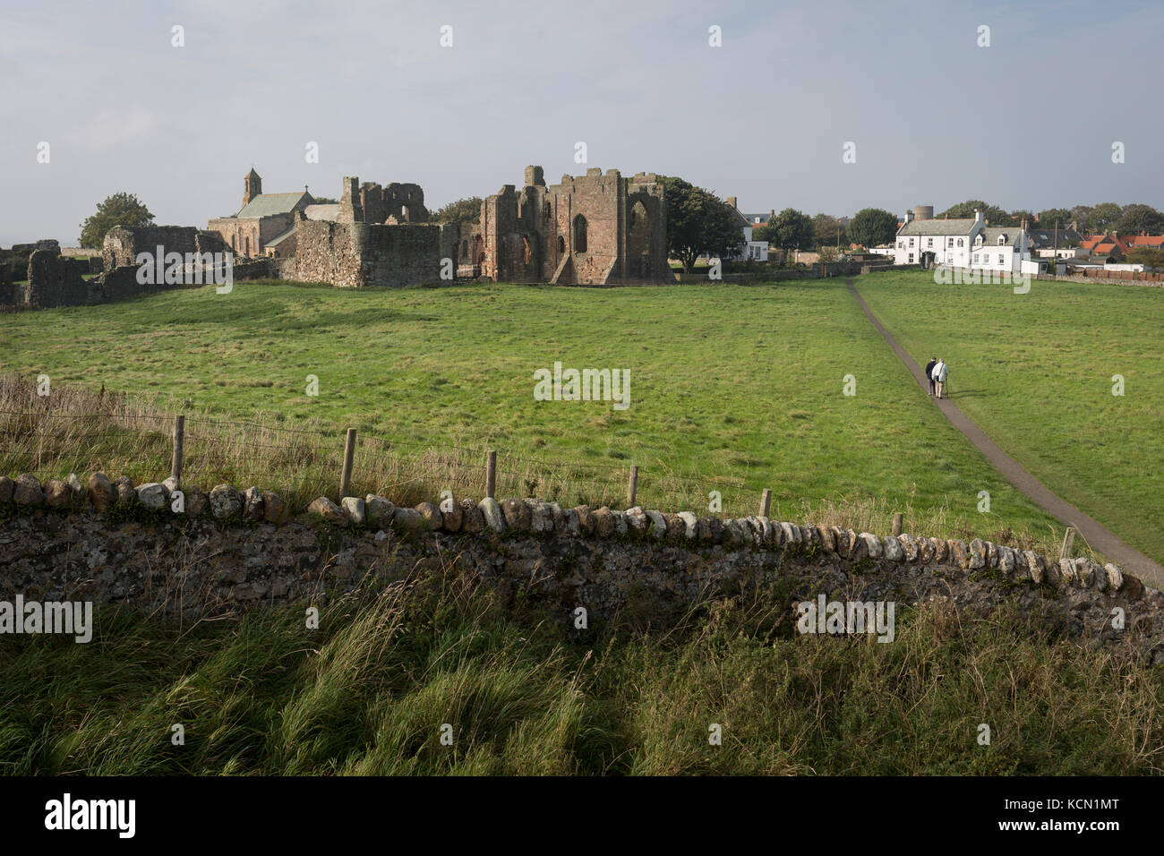 Die Landschaft rund um das Anfang des 12. Jahrhunderts Lindisfarne Priory auf der heiligen Insel, am 27. September 2017, auf Lindisfarne Insel, Northumberland, England. Das Kloster von Lindisfarne wurde von irischen Mönch St. Aidan gegründet, und das Kloster wurde vor Ende des 634 und Aidan gegründet, es blieb bis zu seinem Tod in 651. Die heilige Insel von Lindisfarne, auch einfach als Holy Island genannt, ist eine Insel vor der Nordostküste Englands. Heilige Insel hat einen aufgezeichneten Geschichte aus dem 6. Jahrhundert AD; es war ein wichtiges Zentrum des Keltischen und Anglo-sächsischen Christentums. Nach der Viking Invasionen und der N Stockfoto