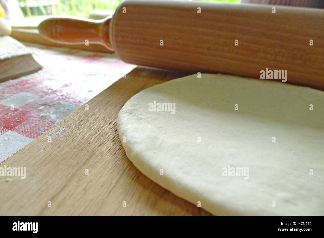 Rolling Pin und Teig zu machen Brot Resch Stockfoto