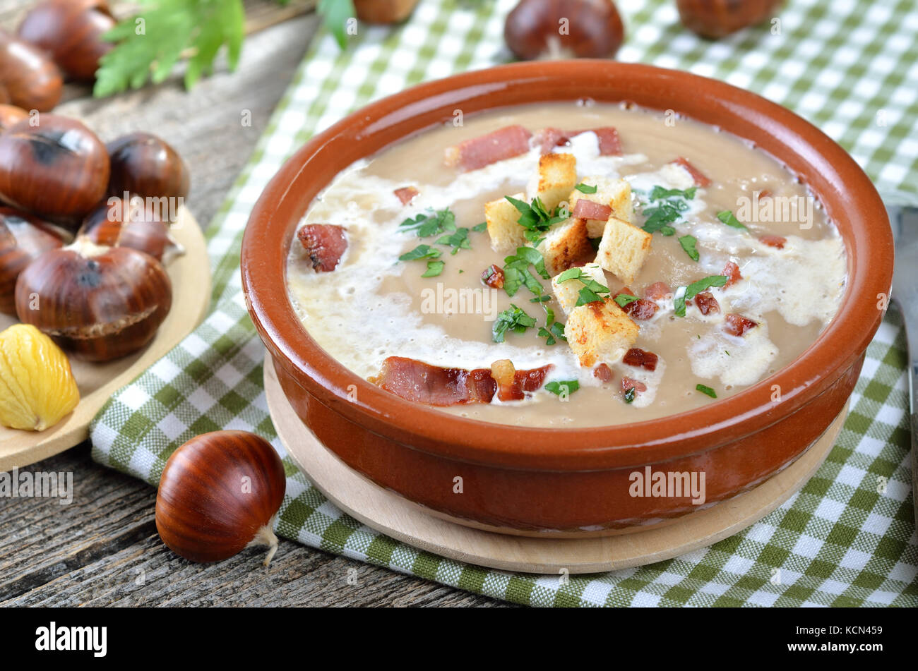 Köstliche Kastaniensuppe mit Sellerie, Croutons und gebratenem Speck aus Südtirol Stockfoto
