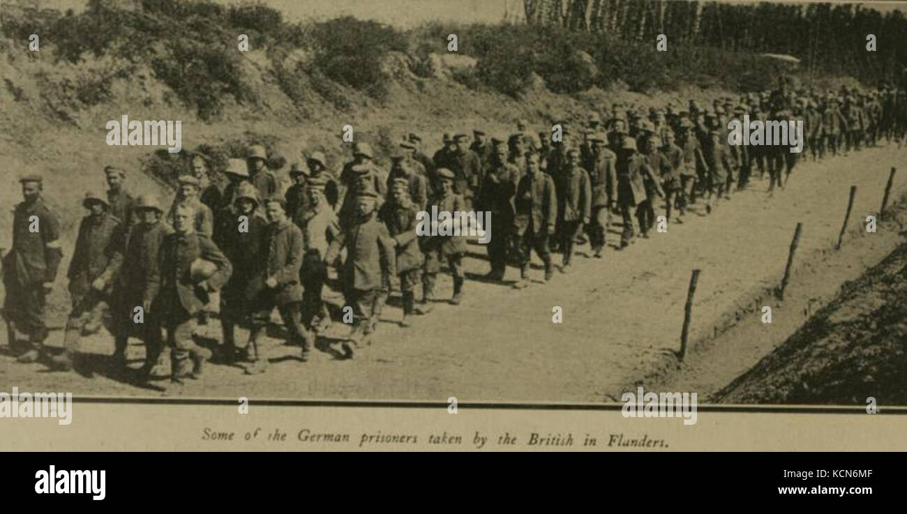 Deutsche Kriegsgefangene (Kriegsgefangene), die während des Ersten Weltkriegs von britischen Truppen in Flandern gefangen genommen wurden, einem wichtigen Schlachtfeld an der Westfront. Stockfoto