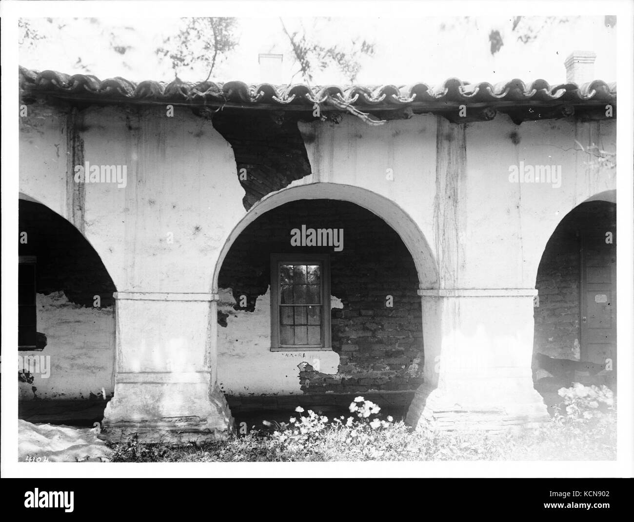 Vordere Bögen an der Mission San Juan Bautista, Ca. 1903 (CHS 4104) Stockfoto