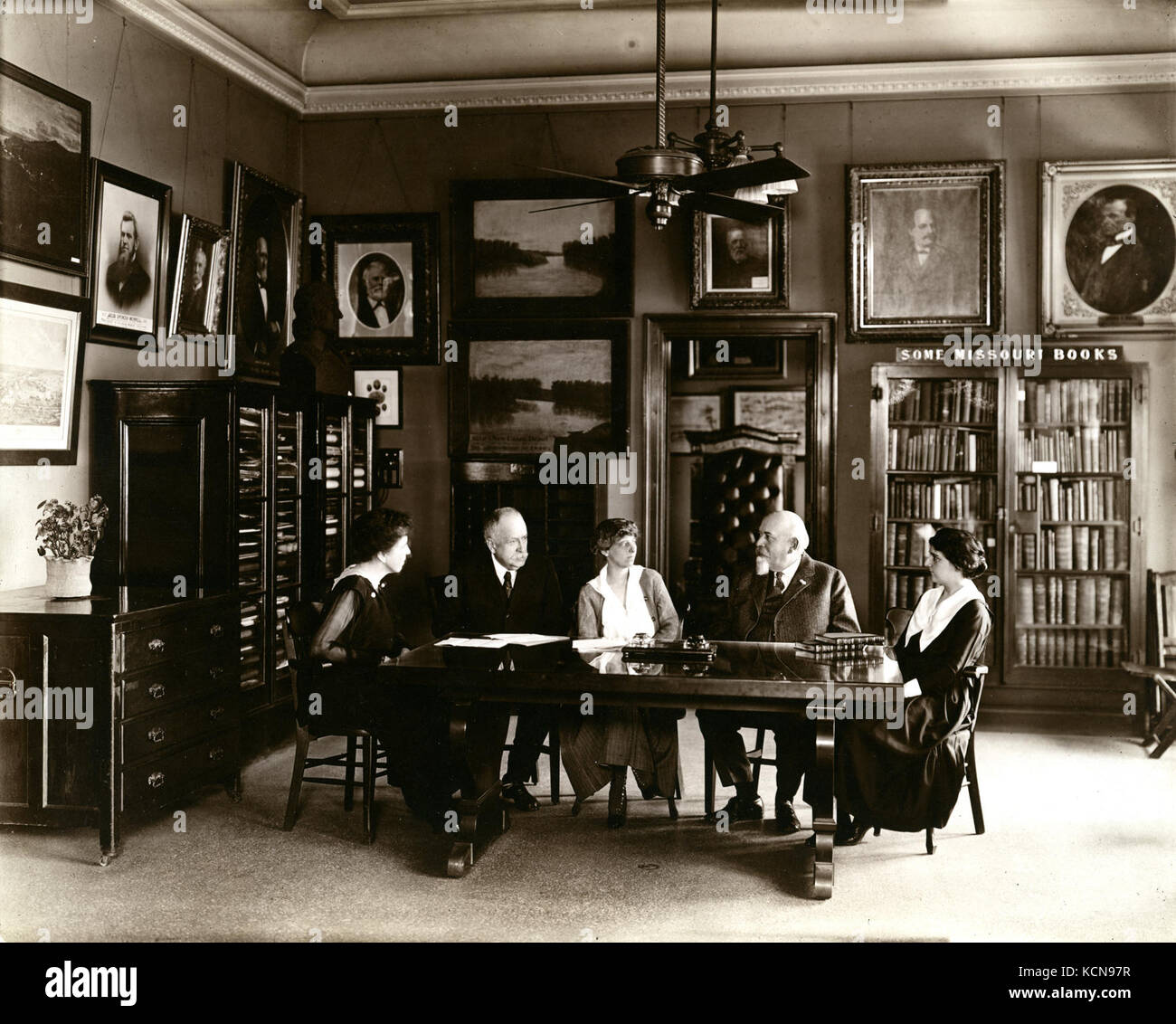 Executive committee der Missouri Historical Society. L R Nettie Beauregard (Archivar), Walter B. Douglas (2.Vizepräsident), Eliza Ware (Assistant Librarian), William K. Bixby (1.Vizepräsident), und Stella M 0029 Stockfoto