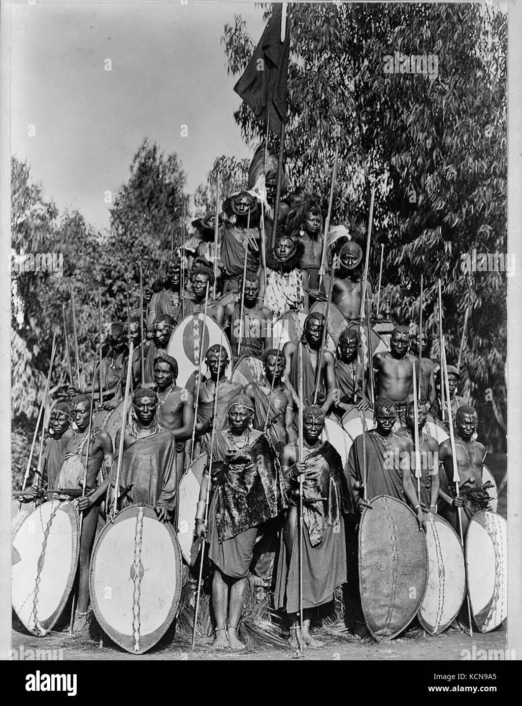 Gruppe von Kavirondo Eingeborenen in ständigen Pyramide mit Speer und Schild gestellt. Ca. 191, in Afrika LCCN 2001705525 Stockfoto