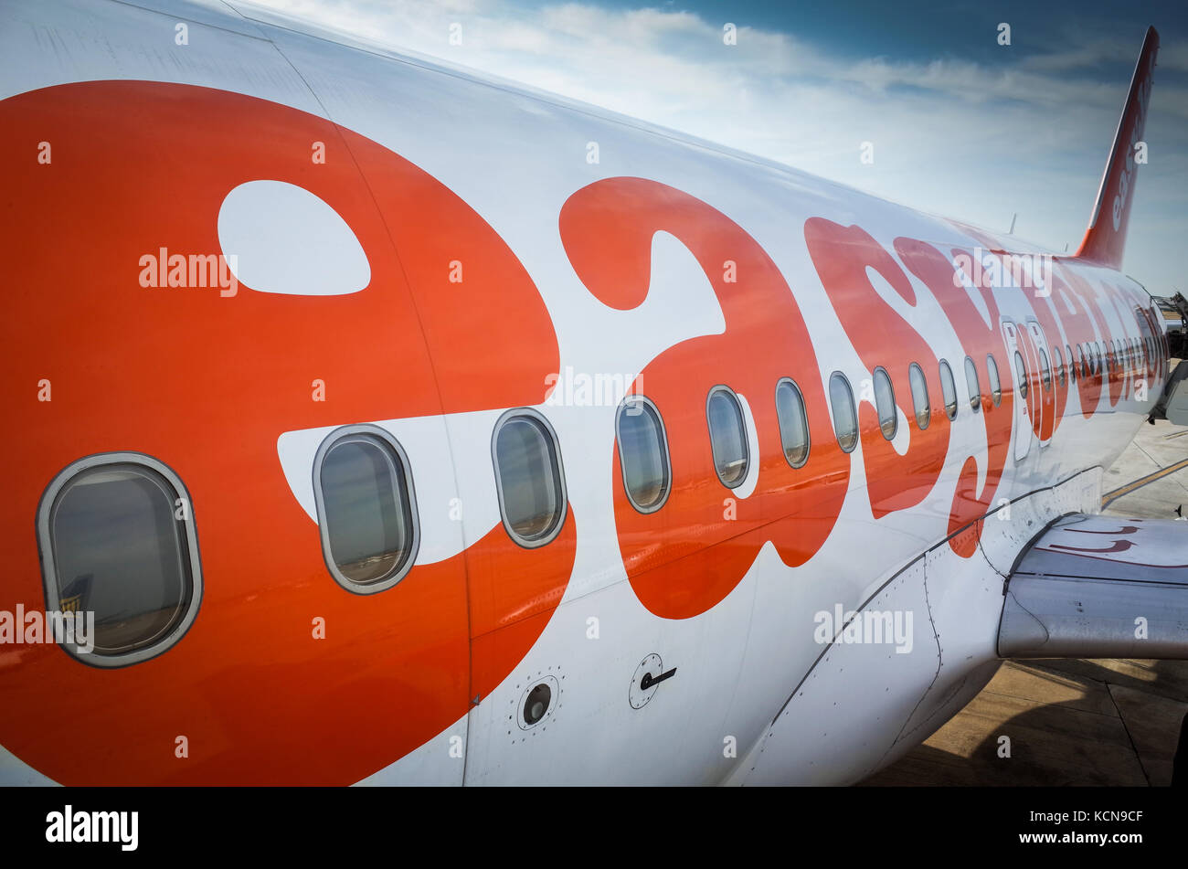 Easyjet Flugzeug Easyjet Flugzeug bereit, den Fluggästen zu erhalten Stockfoto