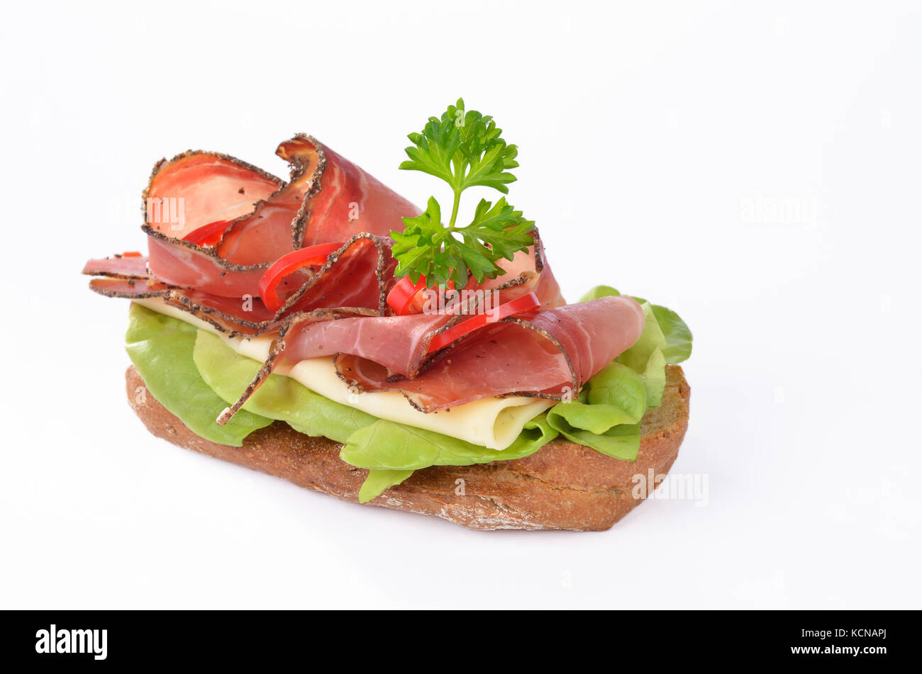 Vollkornbrot Baguette mit italienischen geräucherter Speck, Käse und Salat Stockfoto