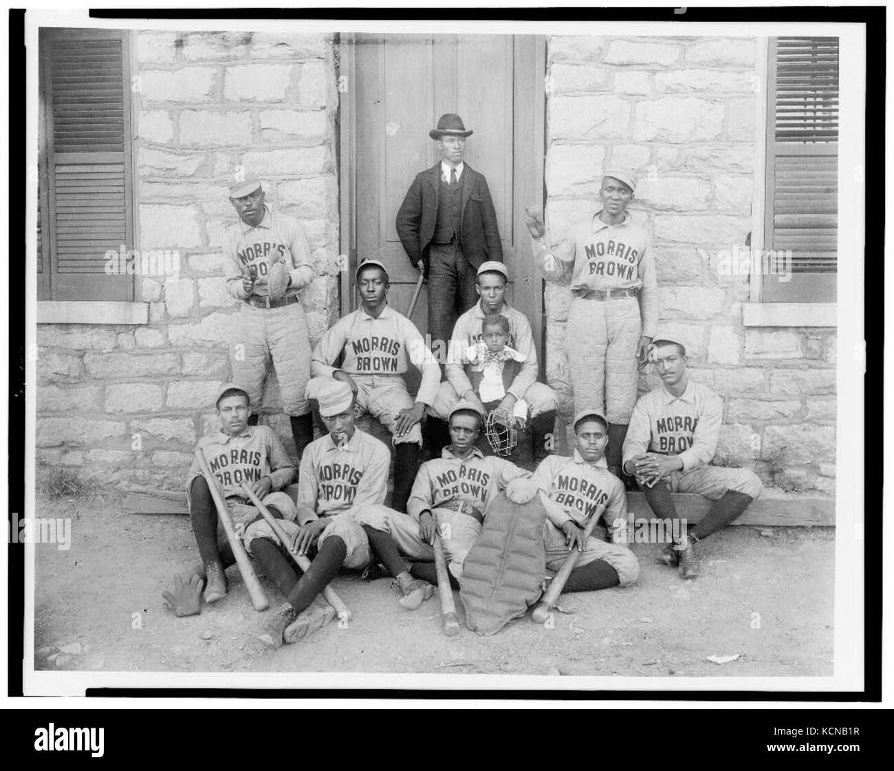 African American Baseball spieler von Morris Brown College, mit Jungen und einem anderen Mann stand in der Tür, Atlanta, Georgia LCCN 95507100 Stockfoto