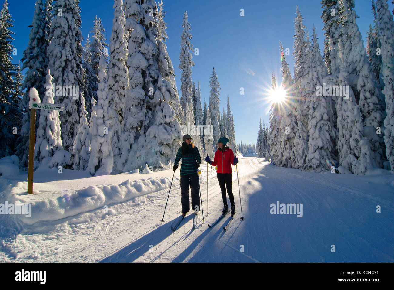 Schwestern genießen Sie einen Tag Langlaufen am souveränen Seen Nordic Centre in der Nähe von Vernon in der Okanagan Region in British Columbia, Kanada. Stockfoto