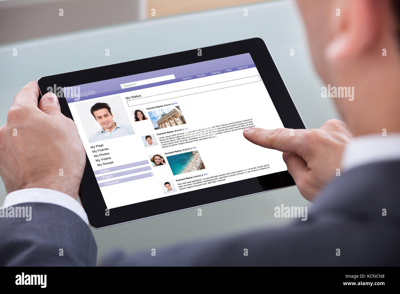 Nahaufnahme des Menschen mit sozialen Netzwerken auf Digital-Tablette Stockfoto