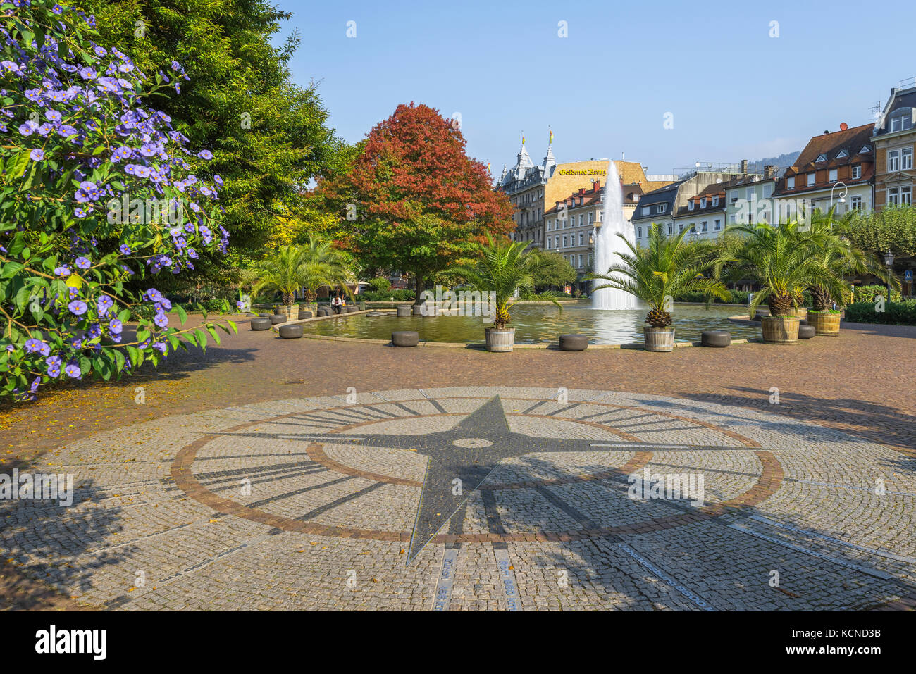 Augustaplatz Platz mit Brunnen, Kurort Baden-Baden, Baden-Württemberg, Stadtrand von Schwarzwald, Deutschland Stockfoto