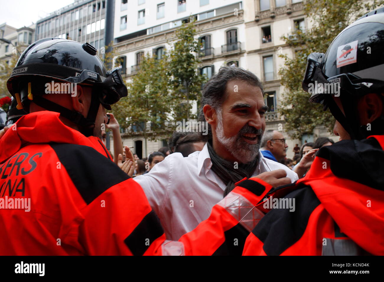 Barcelona, Spanien. Oktober 2017. Jordi Cuixart, Präsident von Omnium, grüßt die Feuerwehrleute, die den Protest zwei Tage nach dem Referendum abtünchen. Stockfoto