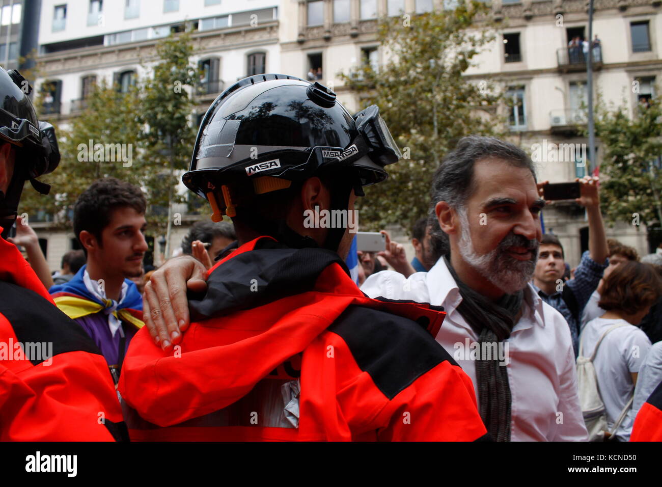Barcelona, Spanien. Oktober 2017. Jordi Cuixart, Präsident von Omnium, grüßt die Feuerwehrleute, die den Protest zwei Tage nach dem Referendum abtünchen. Stockfoto