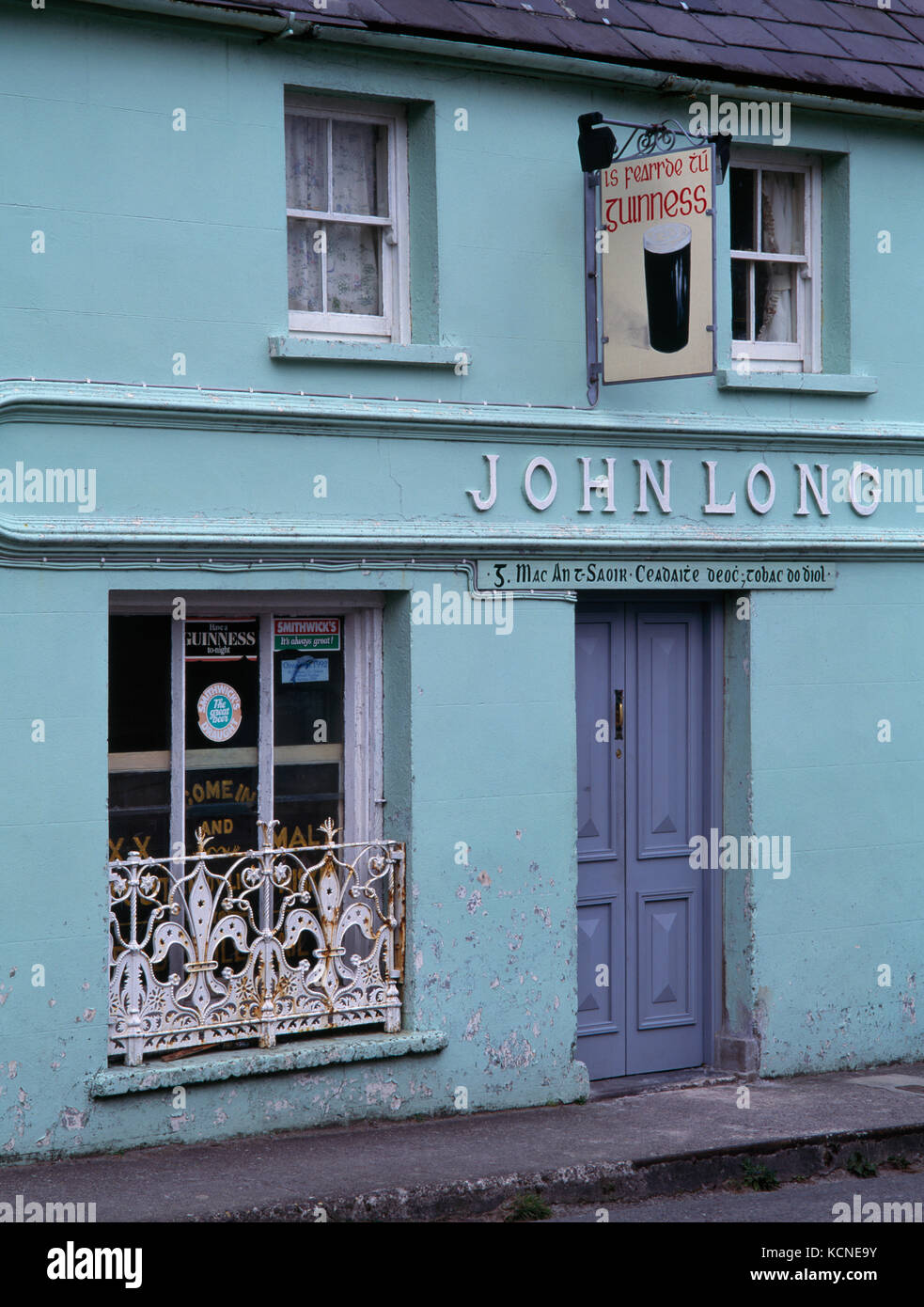 Johannes Lang, Ballyferriter, Co Kerry: pre-Facelift Stoßfänger (April 1993) eines traditionellen irischen Dorf bar mit Front direkt auf dem Bürgersteig. Stockfoto